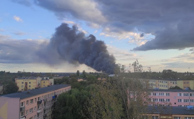 Pożar składowiska odpadów i hali w Piotrkowie Trybunalskim