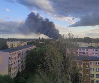 Pożar składowiska odpadów i hali w Piotrkowie Trybunalskim