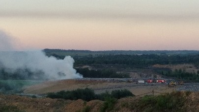 Pożar składowiska odpadów w Bytomiu. Strażacy w akcji