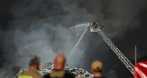 Pożar składowiska odpadów w Chorzowie. Kłęby dymu widoczne z daleka