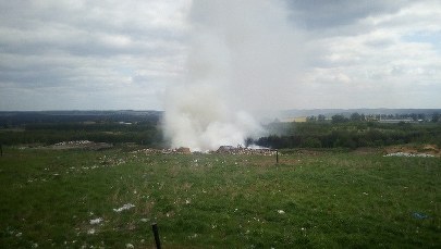 Pożar składowiska odpadów w Długoszynie. Akcja strażaków nawet do wieczora