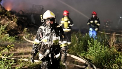 Pożar składowiska odpadów we wsi Wszedzień. Palą się z zbiorniki z chemikaliami