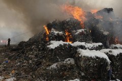 Pożar składowiska śmieci w Studziankach, strażacy walczą drugą dobę