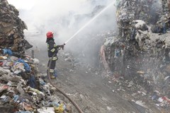 Pożar składowiska śmieci w Studziankach, strażacy walczą drugą dobę