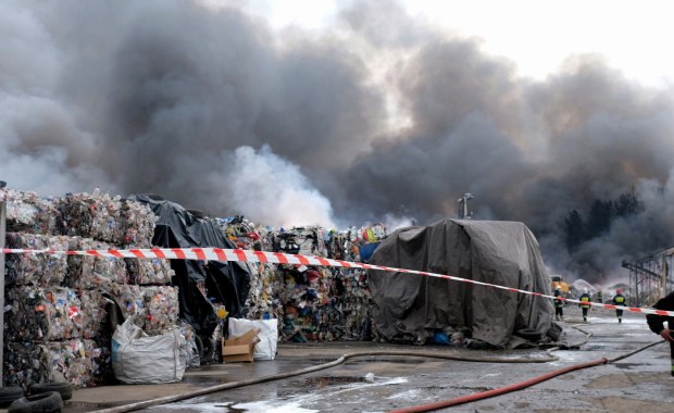 Pożar składowiska w Żorach. Dogaszanie może potrwać do jutra