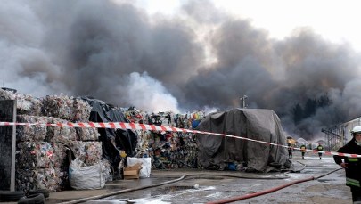 Pożar składowiska w Żorach. Dogaszanie może potrwać do jutra