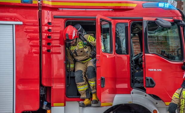 Pożar składowiska w Żorach. Jedna osoba poparzona