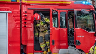 Pożar składowiska w Żorach. Jedna osoba poparzona
