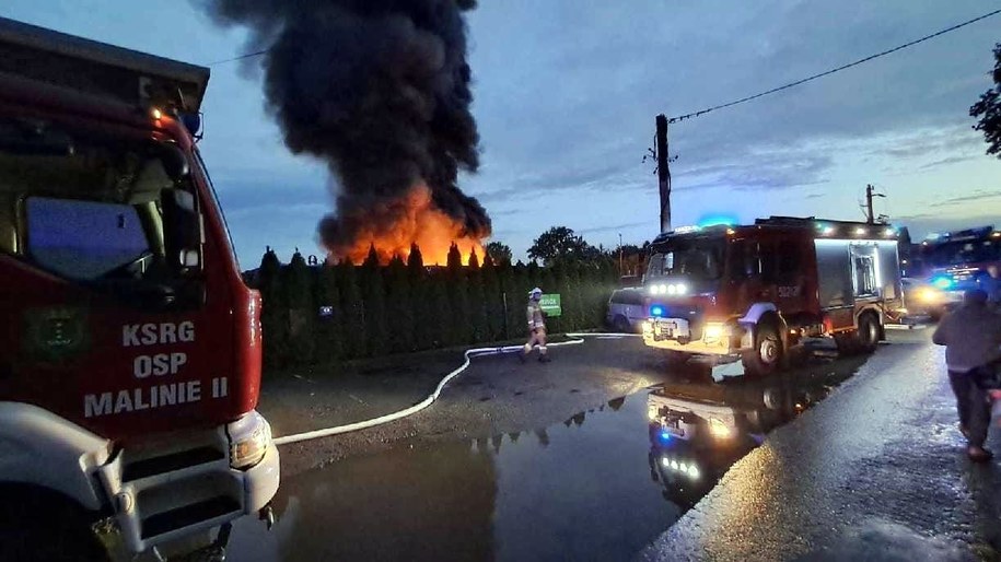 Pożar składowiska wraków samochodowych /PSP Podkarpacie /