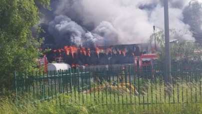 Pożar składu opon w Lubelskiem. Strażacy apelują 