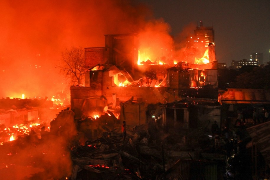 Pożar slumsów w dzielnicy Korail w stolicy Bangladeszu, Dhace /ZUMA Press Wire/Shutterstock /East News