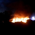 Pożar sortowni odpadów w Wolicy k. Jasła. W akcji ponad 30 zastępów strażaków [WIDEO]