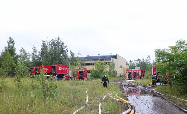 Pożar starej lokomotywowni koło Cieszyna. Strażacy wciąż dozorują to miejsce 