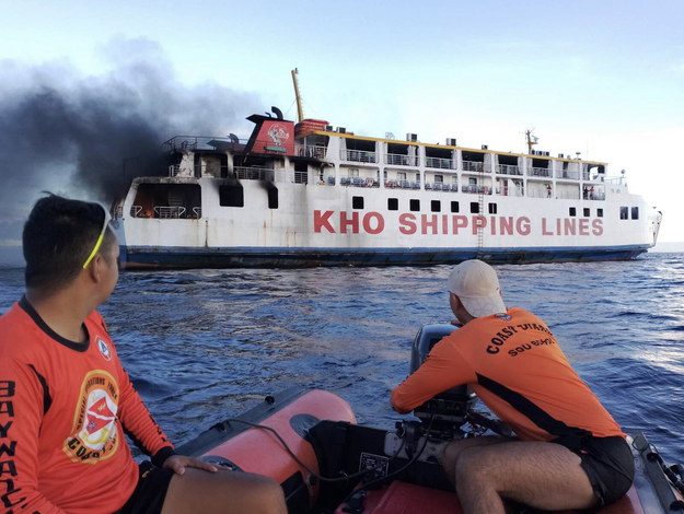 Pożar statku na Filipinach /Filipińska Straż Przybrzeżna /PAP/EPA