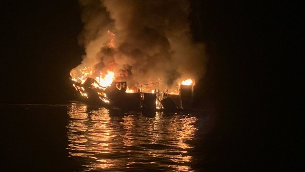 Pożar statku u wybrzeży Kalifornii /SANTA BARBARA COUNTY FIRE HANDOUT /PAP/EPA