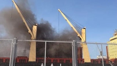 Pożar statku w Nowym Porcie w Gdańsku. "Prace niebezpieczne"