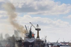 Pożar statku w stoczni remontowej w Szczecinie