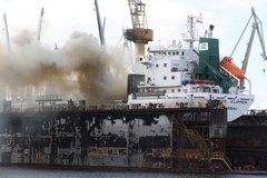 Pożar statku w stoczni remontowej w Szczecinie