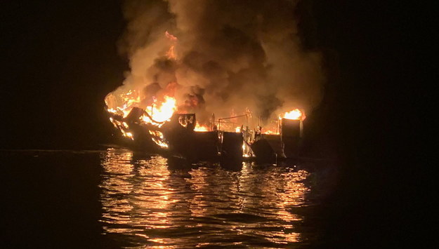 Pożar statku /SANTA BARBARA COUNTY FIRE /PAP/EPA