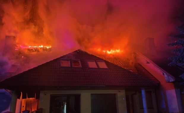 Pożar szeregowca w Szczecinie. Ranny strażak 