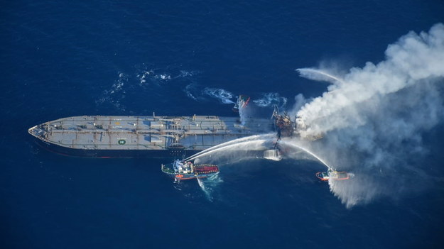 Pożar tankowca New Diamond. Statek znajduje się niedaleko wschodniego wybrzeża Sri Lanki. /	SRI LANKAN AIR FORCE MEDIA /PAP/EPA