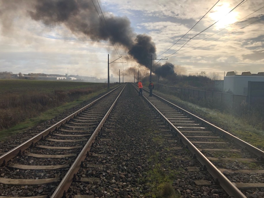 Pożar uszkodził linie i trakcje kolejowe znajdujące się w pobliżu /Kuba Kaługa /RMF FM
