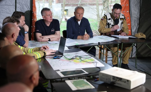 Pożar w Biebrzańskim Parku Narodowym. Tusk: Bądźmy gotowi na każdy scenariusz