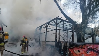 ​Pożar w Chałupach. Spłonęły m.in. obiekt gastronomiczny i wiata przystankowa