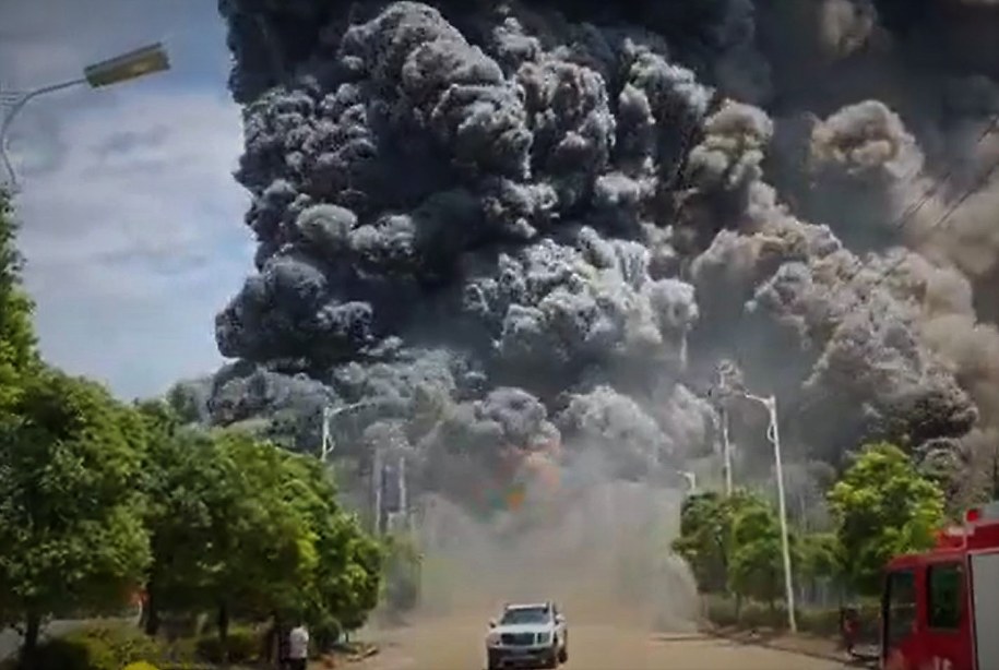 Pożar w chińskich zakładach chemicznych (fot. Twitter/@spectatorindex) /