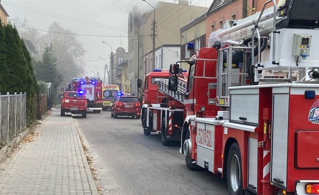 Pożar w czerskiej kamienicy. 1 osoba nie żyje, 15 ewakuowano