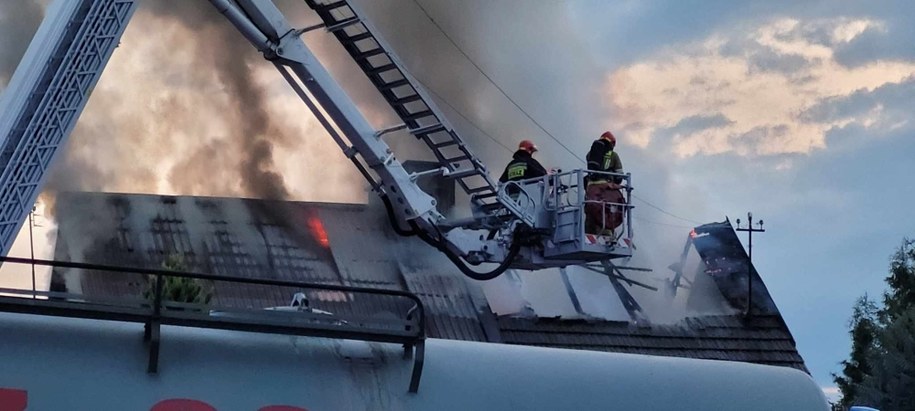 Pożar w Dąbrowie Wielkiej (fot. OSP Powiatu Sieradzkiego) /
