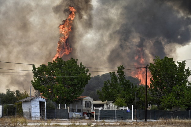 Pożar w greckim mieście Lutraki /VASILIS PSOMAS /PAP/EPA
