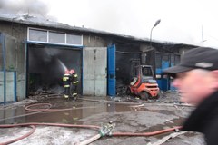 Pożar w hali odpadów w Ostrowie Wlkp.