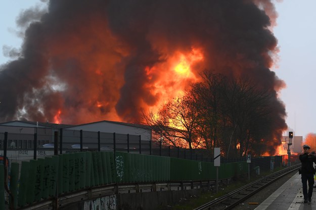 Pożar w Hamburgu /	Jonas Walzberg /PAP/DPA