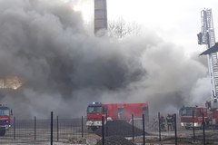 Pożar w hurtowni opon w Lubaniu na Dolnym Śląsku