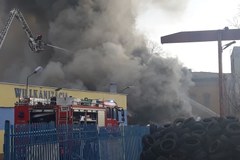 Pożar w hurtowni opon w Lubaniu na Dolnym Śląsku