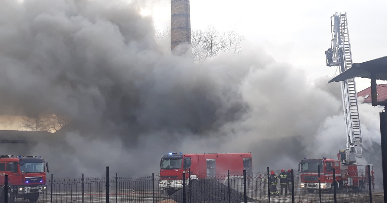 Pożar w hurtowni opon w Lubaniu na Dolnym Śląsku