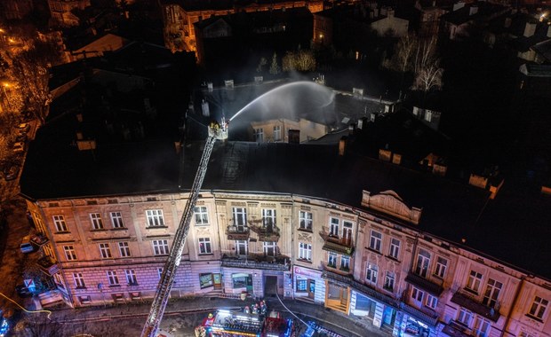 Pożar w kamienicy w Przemyślu. Ranny strażak, 22 osoby ewakuowane