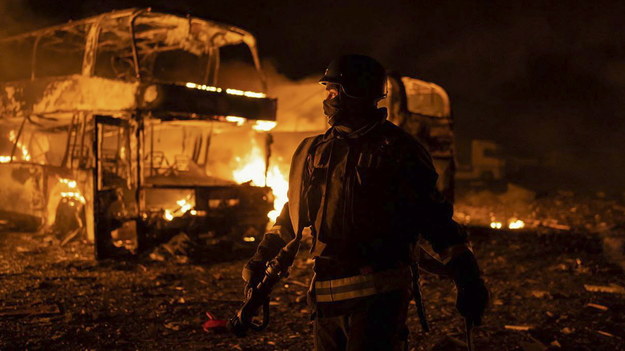 Pożar w Kijowie po przeprowadzonym w nocy z poniedziałku na wtorek ataku rakietowym /STATE EMERGENCY SERVICE OF UKRAINE / HANDOUT  /PAP/EPA