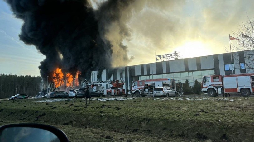 Pożar w łotewskiej fabryce dronów. Znaczne siły straży pożarnej na miejscu /Twitter.com/Nexta TV /