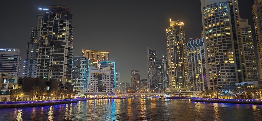 Pożar w luksusowym hotelu w Dubaju podczas ataku powietrznego Iranu. Cztery osoby ranne /Shutterstock