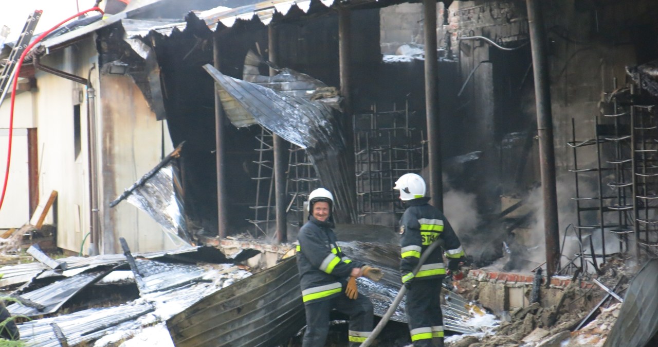Pożar w Markowej. Ogień pojawił się w zakładzie bieżnikowania opon 