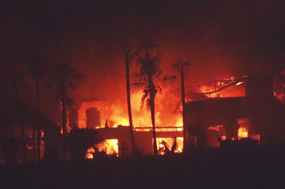 Pożar w mieście Lakeport /JOHN G. MABANGLO /PAP/EPA