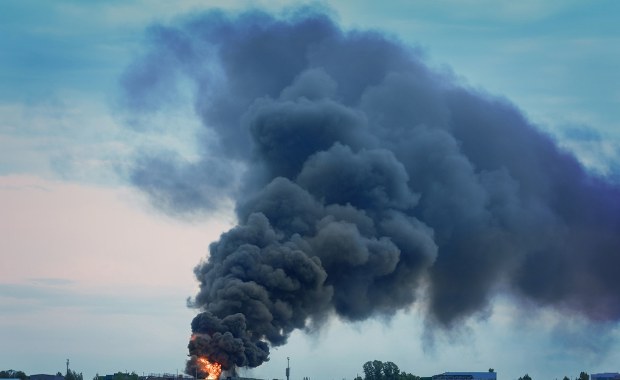 Pożar w Mławie. Kłęby czarnego dymu nad składowiskiem
