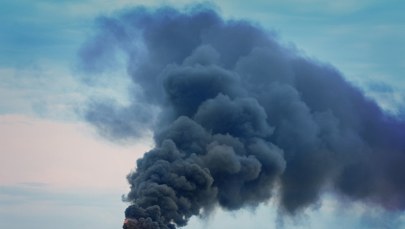 Pożar w Mławie. Kłęby czarnego dymu nad składowiskiem
