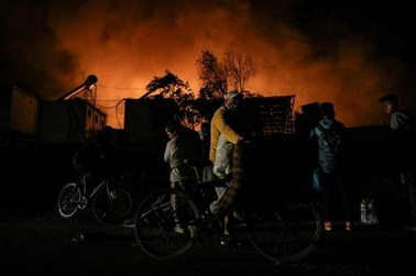 Pożar w obozie dla uchodźców na Lesbos. Blisko 13 tys. osób uciekało przed płomieniami