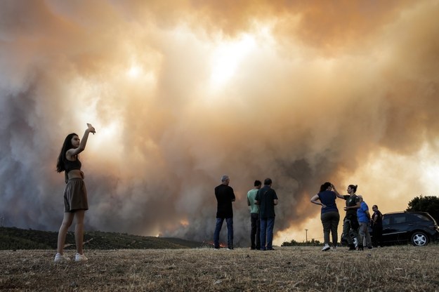 Pożar w pobliżu miejscowości Pournari /KOSTAS TSIRONIS /PAP/EPA