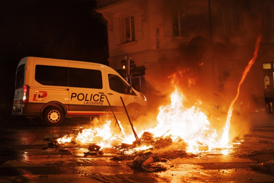 Pożar w pobliżu policyjnego radiowozu wywołany przez uczestników zamieszek / 	CYRIL ZINGARO /PAP/EPA