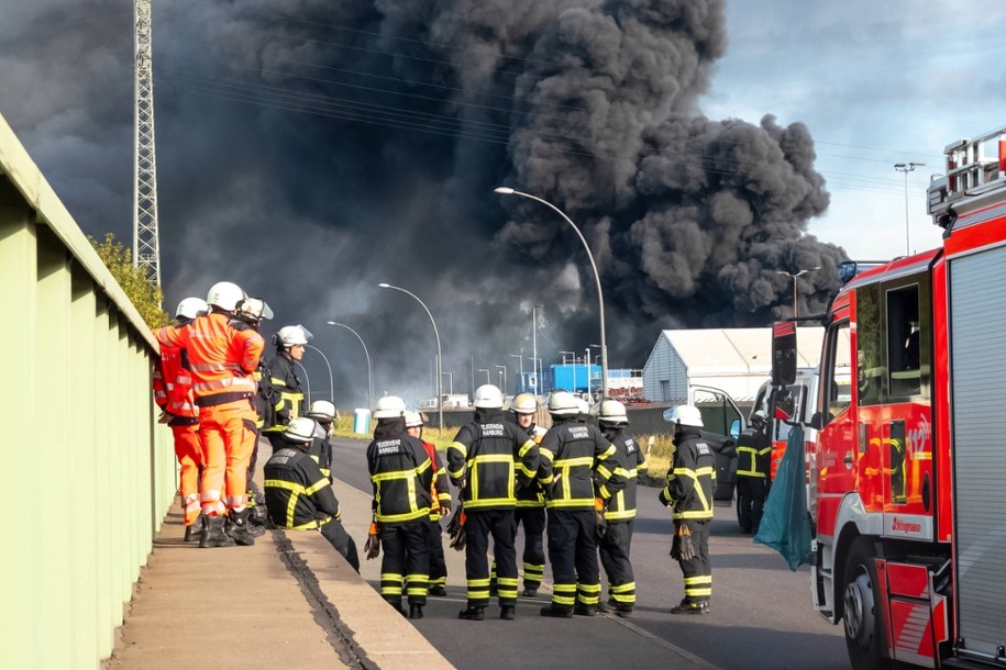 Pożar w porcie Hamburga. Wybuchły butle z gazem, odłamki spadły na autostradę /BODO MARKS /PAP/DPA