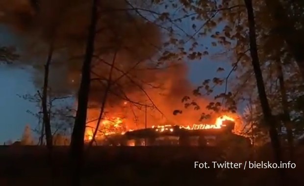 Pożar w sąsiedztwie dworca w Bielsku-Białej. Słup dymu uniósł się nad miastem [WIDEO]